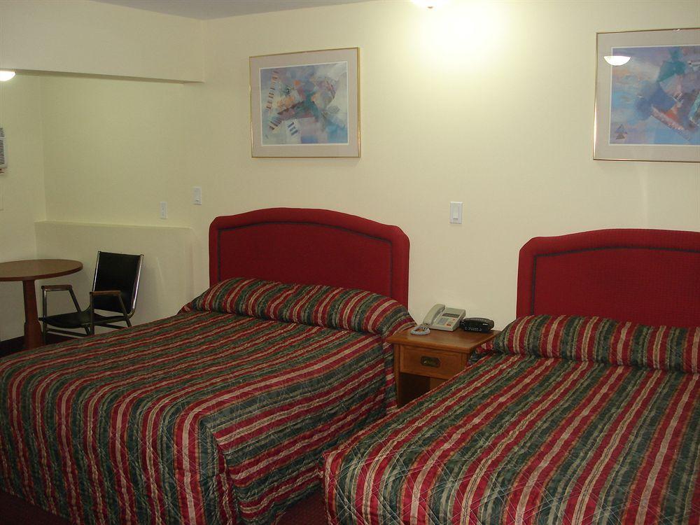 Lincoln Motel Sturgeon Falls Экстерьер фото