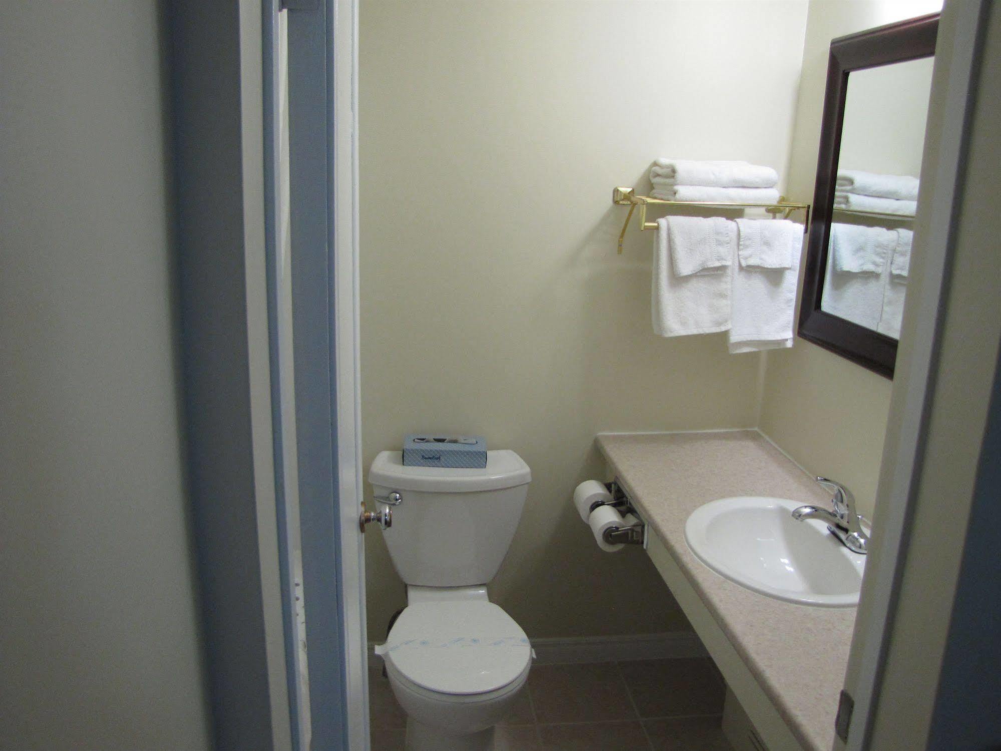 Lincoln Motel Sturgeon Falls Экстерьер фото