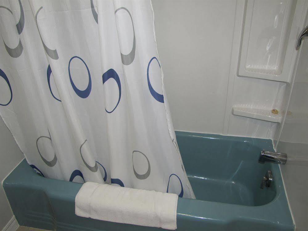 Lincoln Motel Sturgeon Falls Экстерьер фото