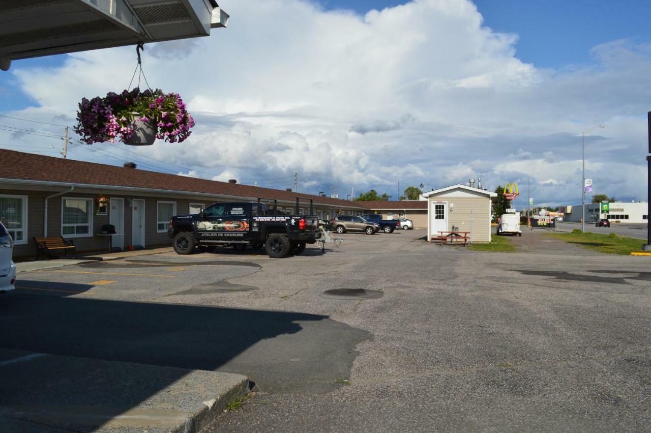 Lincoln Motel Sturgeon Falls Экстерьер фото